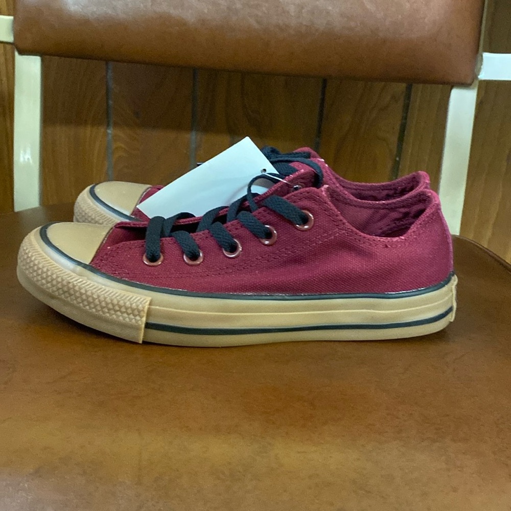 Burgundy converse new women’s (6) men’s (4) without box.